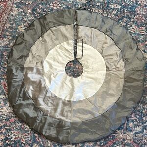 🎄 ARCTIC HOLIDAY Christmas Tree Skirt gray offwhite Christmas decor EUC